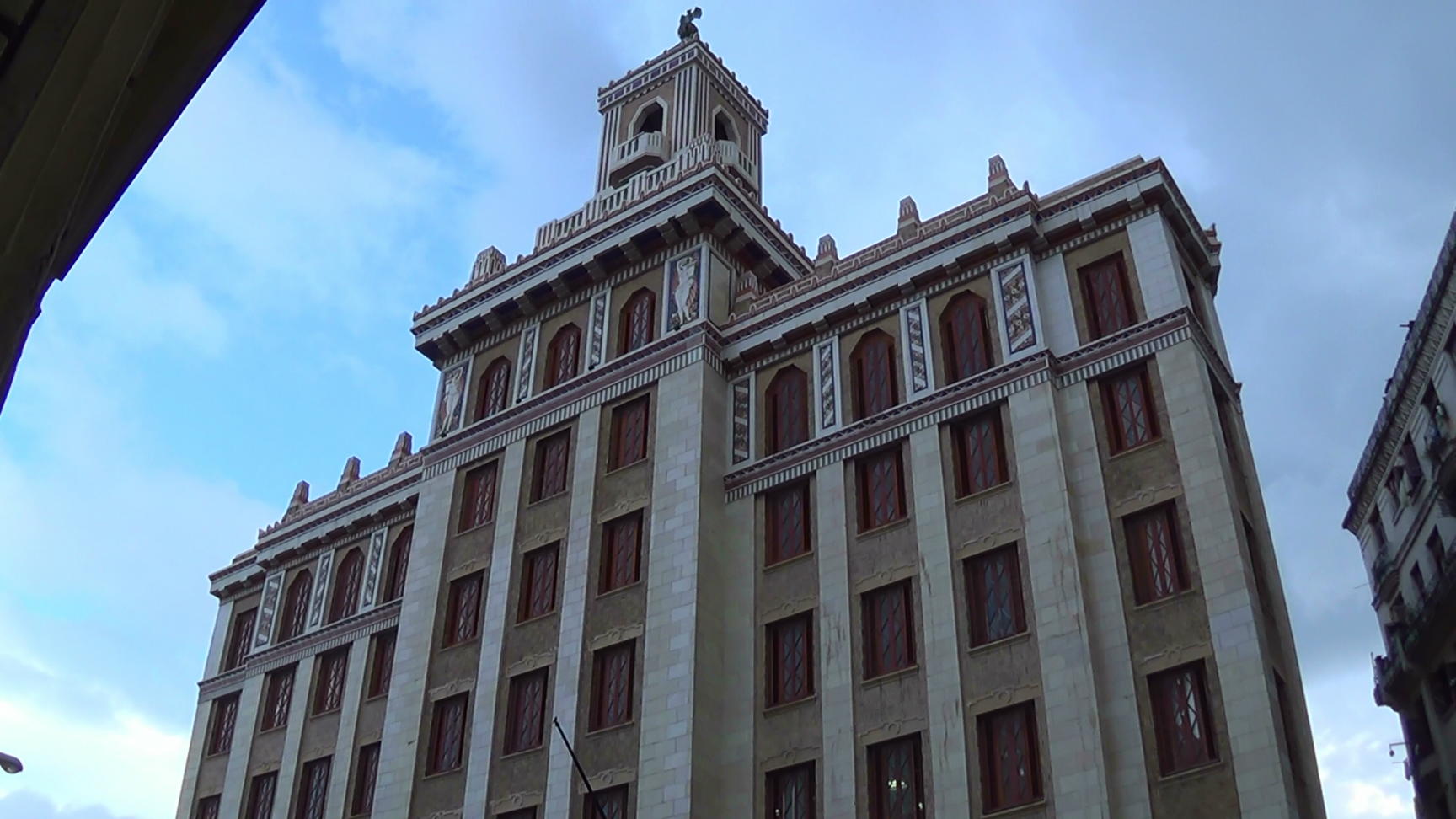 05054s_bacardi_pan_up_filmstill2