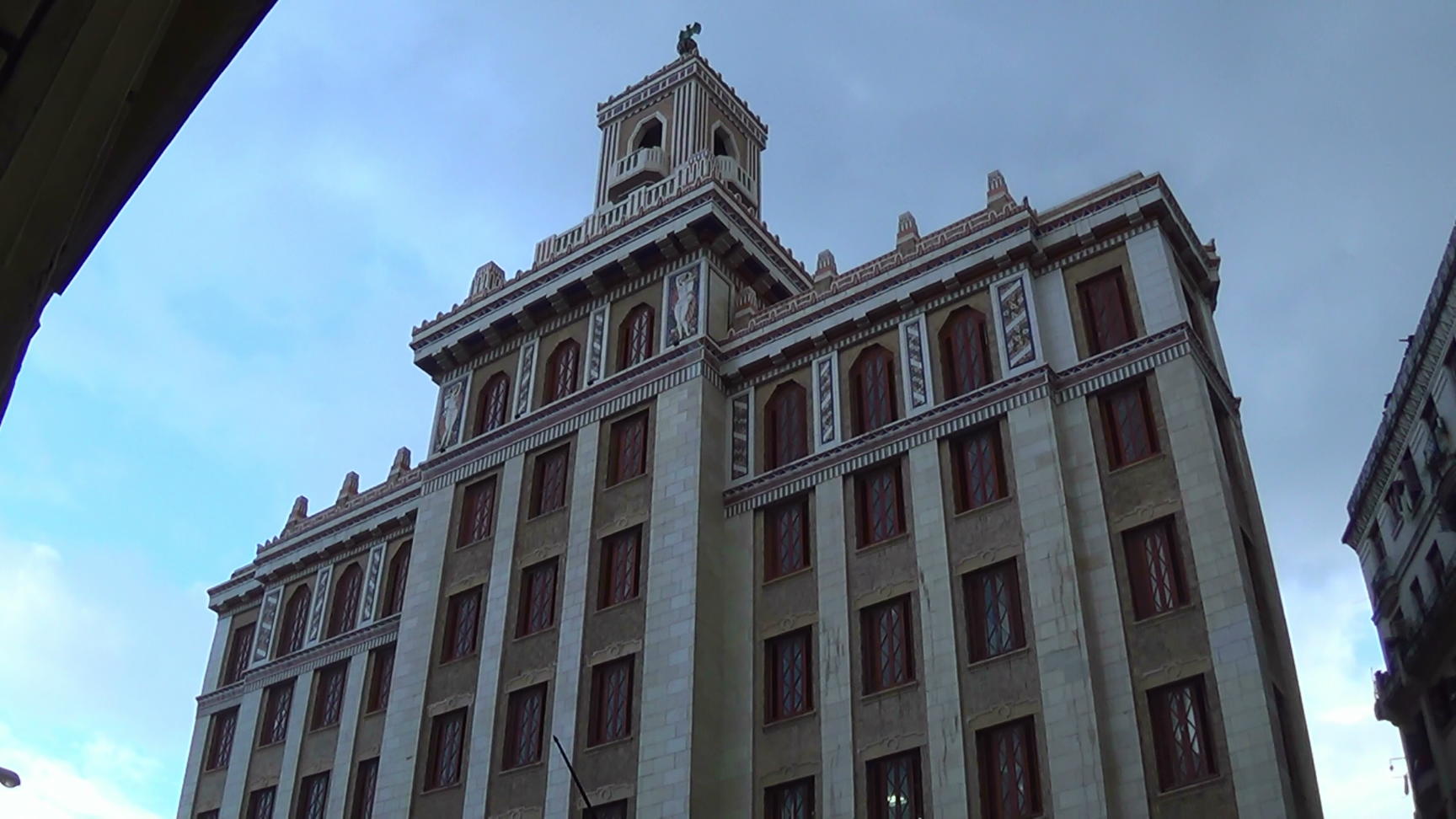 05534s_bacardi_pan_down_filmstill