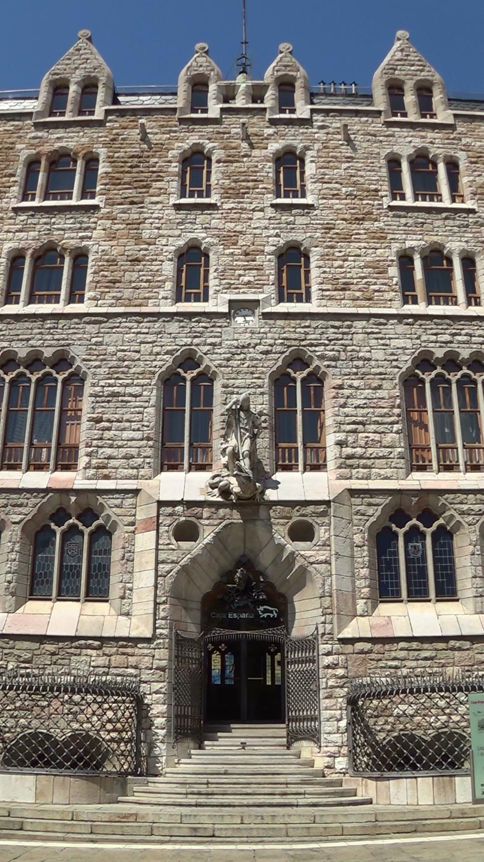 35723s_gaudi_panlire_hoch_filmstill2_u