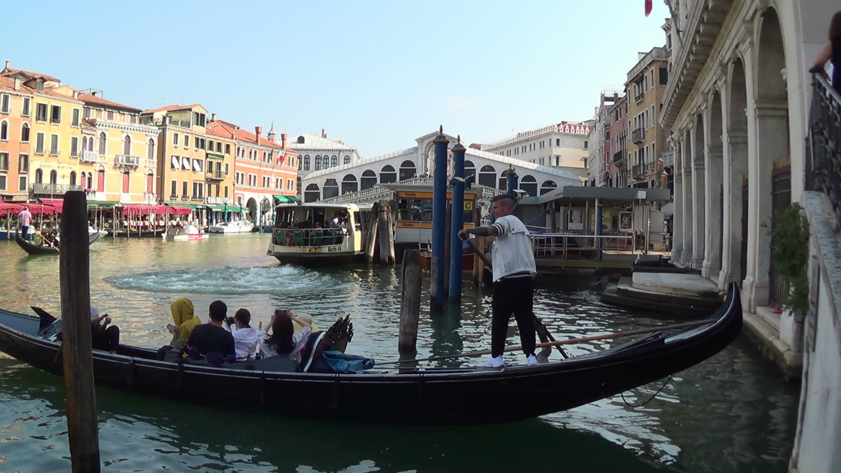 91934-2s_rialto_filmstill4