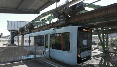 Wuppertal 421219-1 Hochbahn U-Turn soon